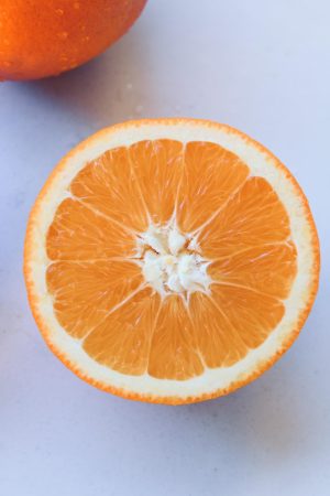 橘子视频推荐喜剧综艺封面，明亮暖色调，多位嘉宾笑脸合影，欢乐氛围