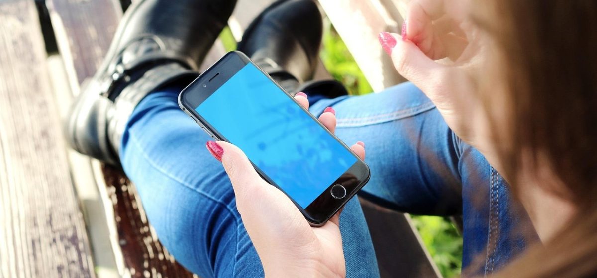 橘子视频 App 主视觉：手机竖屏界面居中，奶油色桌面上摆放一副耳机与一杯热茶，暖色砖红点缀，整体氛围安静适合长时间观看